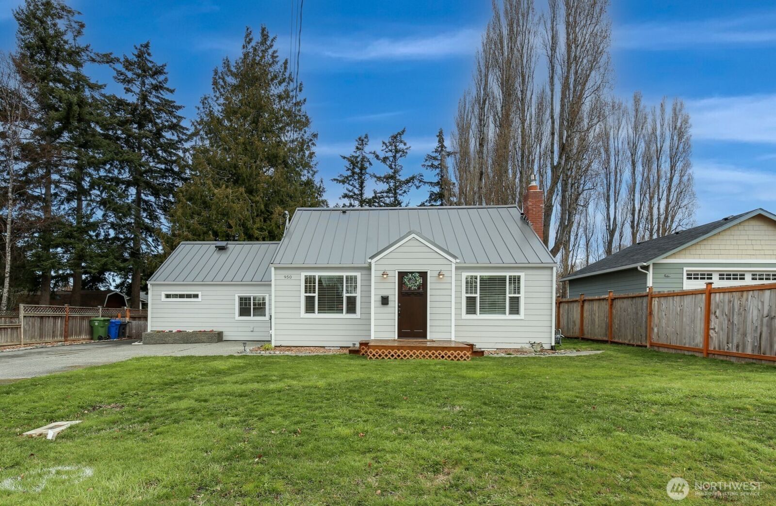 Property Photo:  950 SE 4th Avenue  WA 98277 