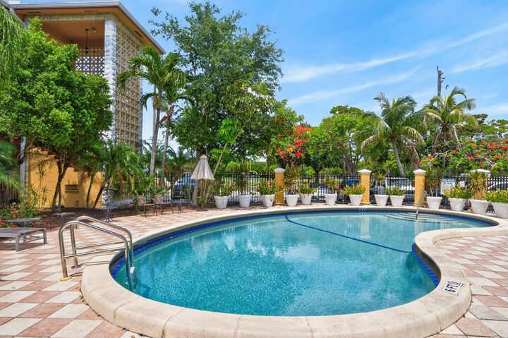 Property Photo:  744 NE 14th Avenue 21  FL 33304 