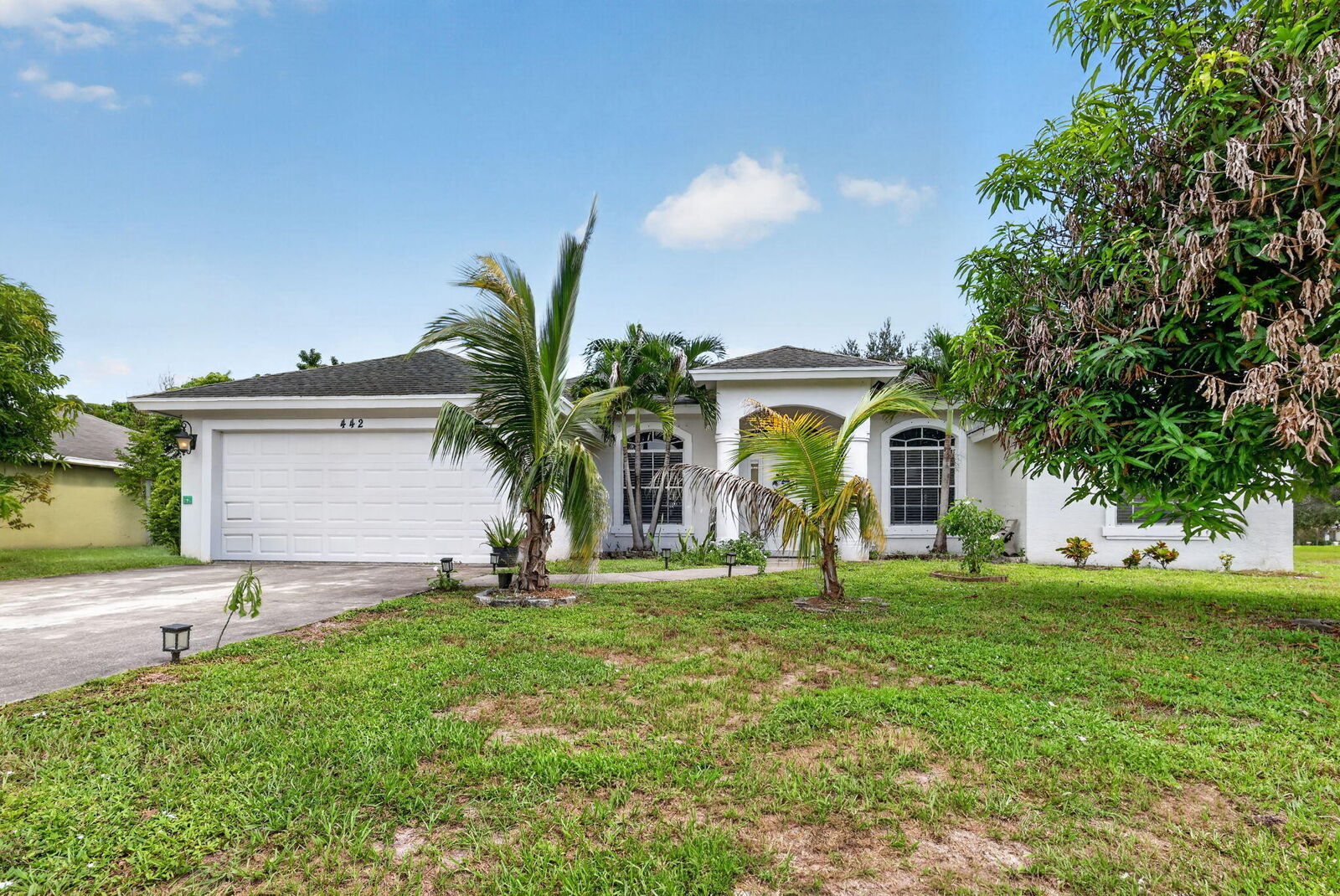 Property Photo: 422 SW Tulip Boulevard FL 34953