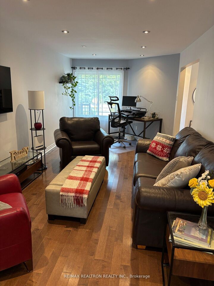 Property Photo:  6 Joanna Crescent  ON L4J 5E7 