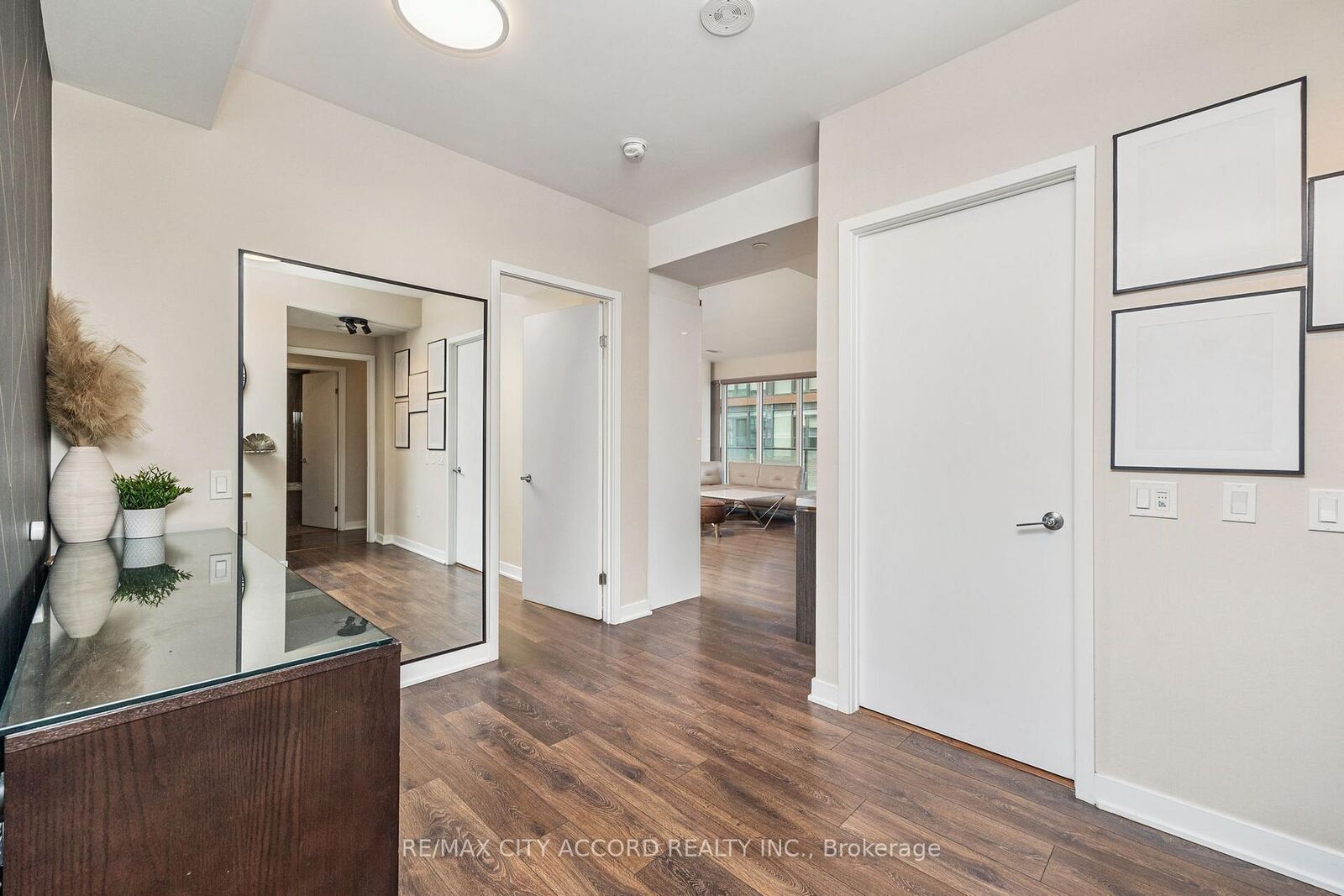 Property Photo:  115 Blue Jays Way 3702  ON M5V 0N4 