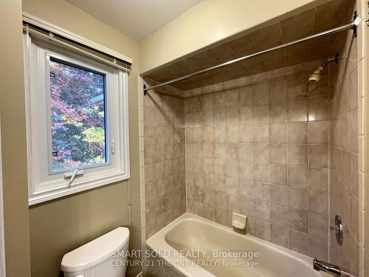 Property Photo:  330 Leacock Drive Upper  ON L4N 6J8 
