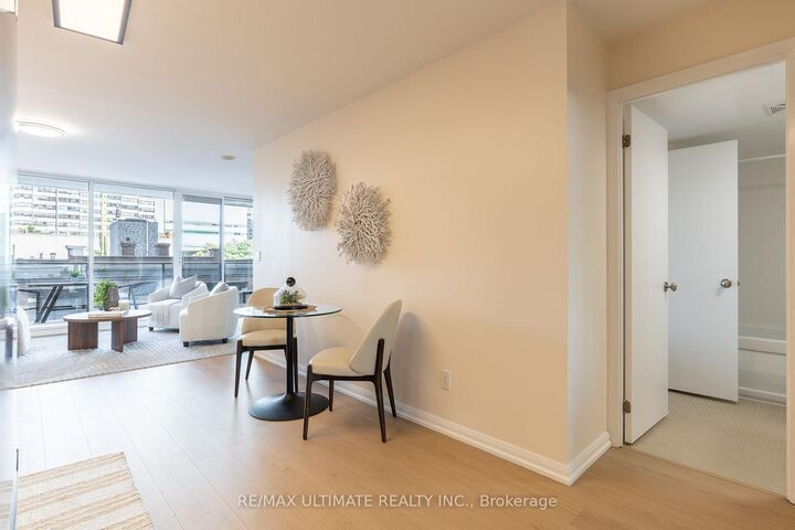 Property Photo: 111 Elizabeth Street 627 ON M5G 1P7