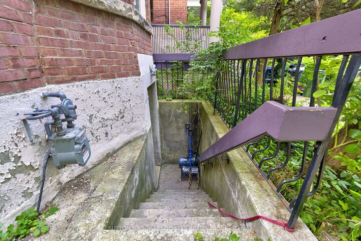 Property Photo:  192 Albany Avenue Basement  ON M5R 3C6 