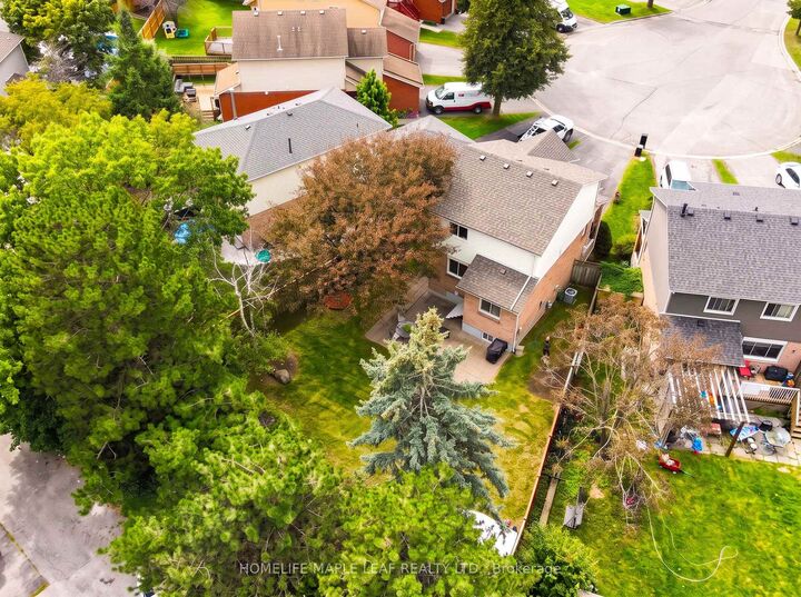 Property Photo:  12 Giles Court  ON L1N 8T5 