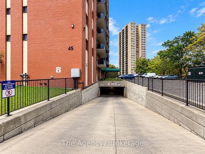 Property Photo:  45 Paisley Boulevard W 309  ON L5B 1E4 