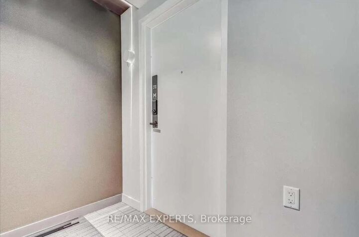 Property Photo:  3900 Confederation Parkway 2710  ON L5B 0M3 