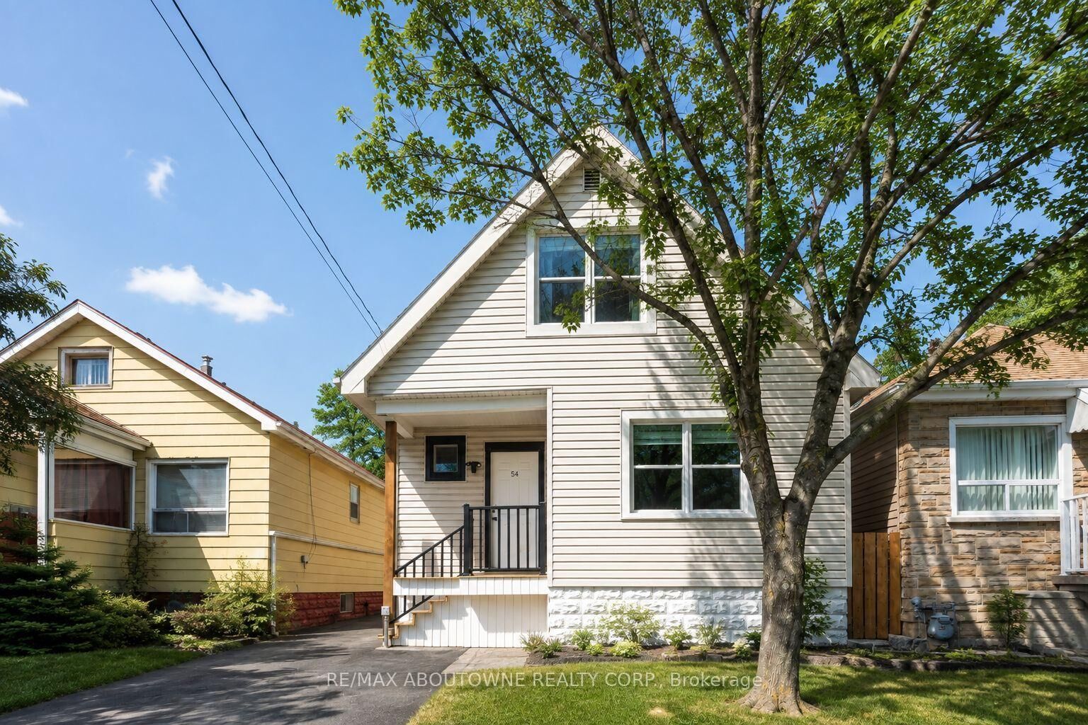 Property Photo:  54 Weir Street S  ON L8K 3A4 