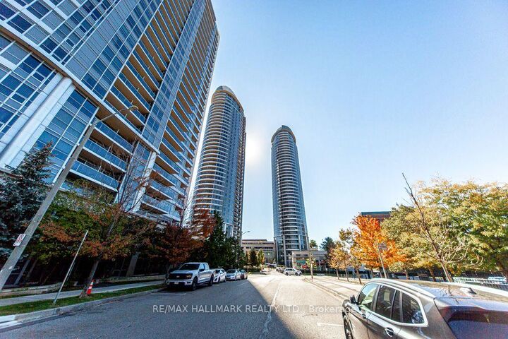 Property Photo:  125 Village Green Square 2709  ON M1S 0G3 