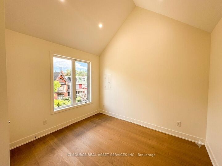 Property Photo:  152 Brunswick Avenue Top Floor  ON M5S 2M2 
