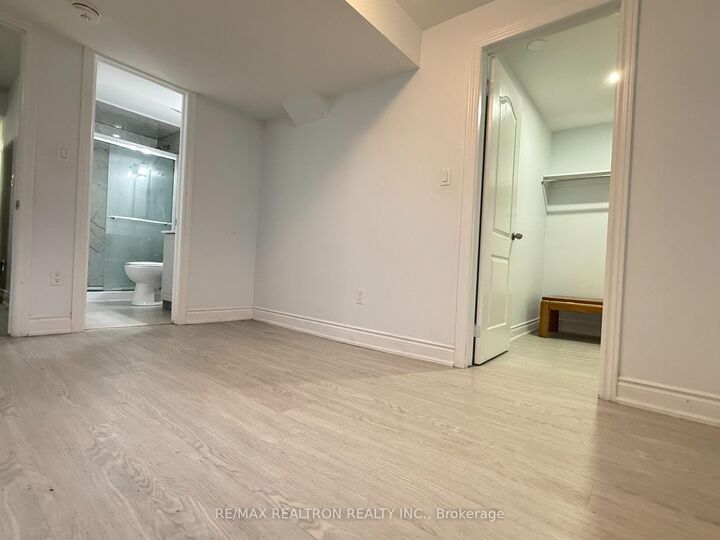 Property Photo:  5793 Tayside Crescent N  ON L5M 5J5 