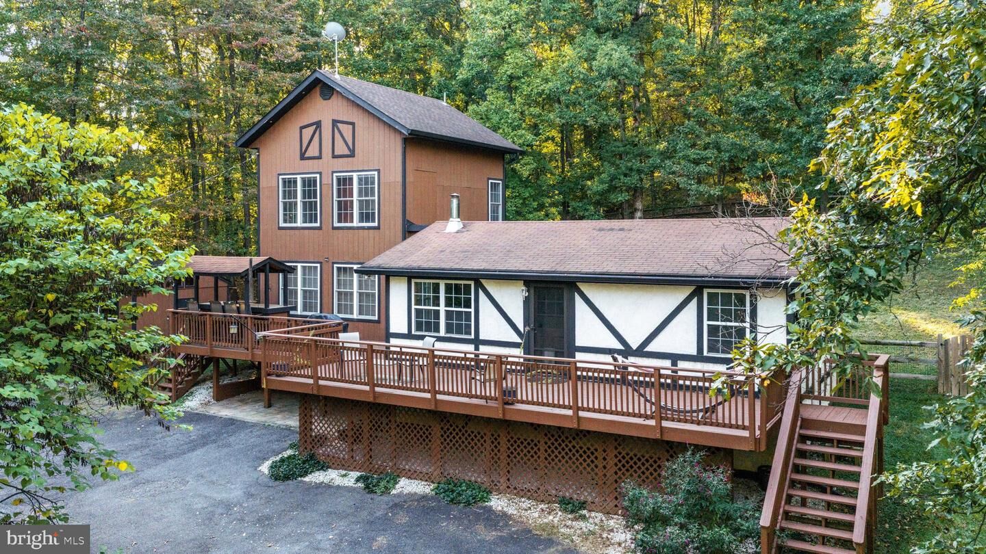 Property Photo: 104 Laurel Lane VA 20135