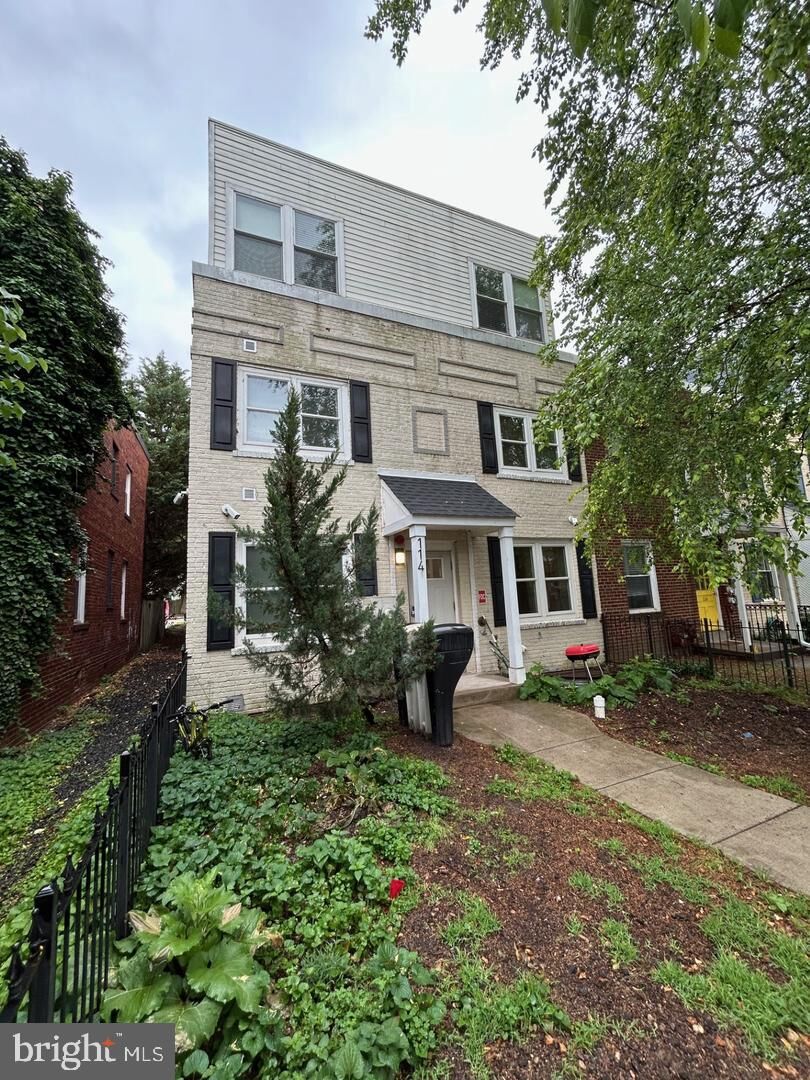 Property Photo:  