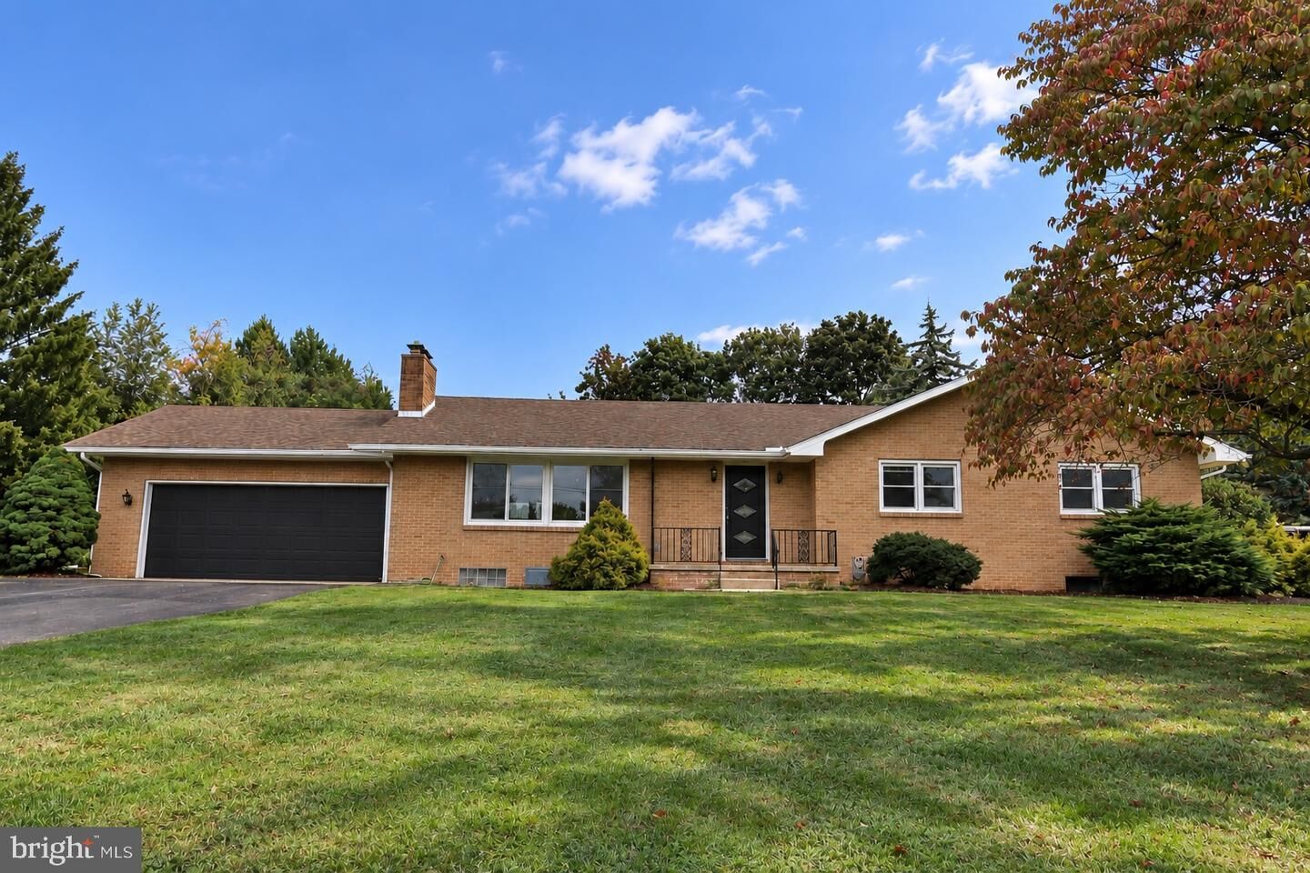 Property Photo: 325 Donna Lane PA 17403