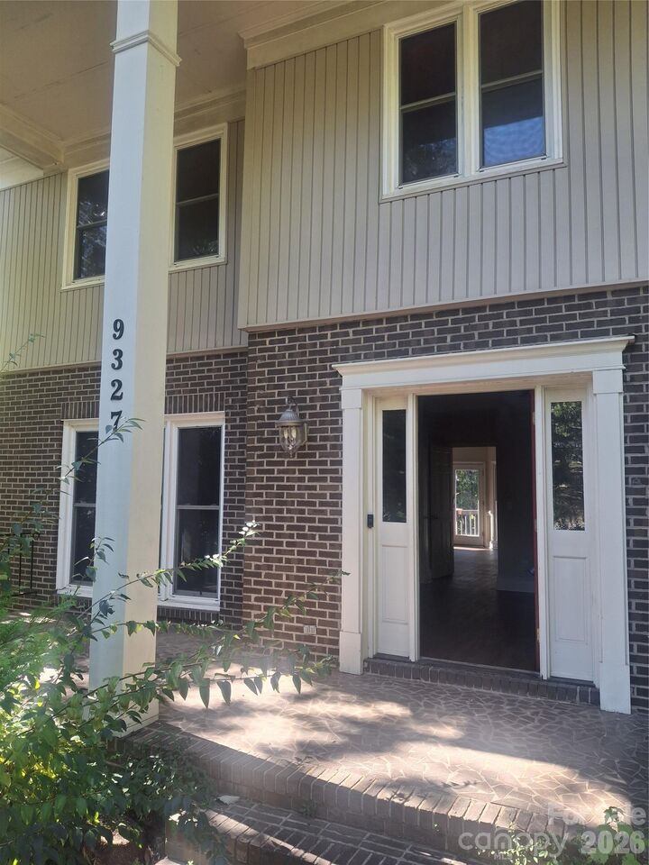 Property Photo: 9327 Willowglen Trail NC 28215