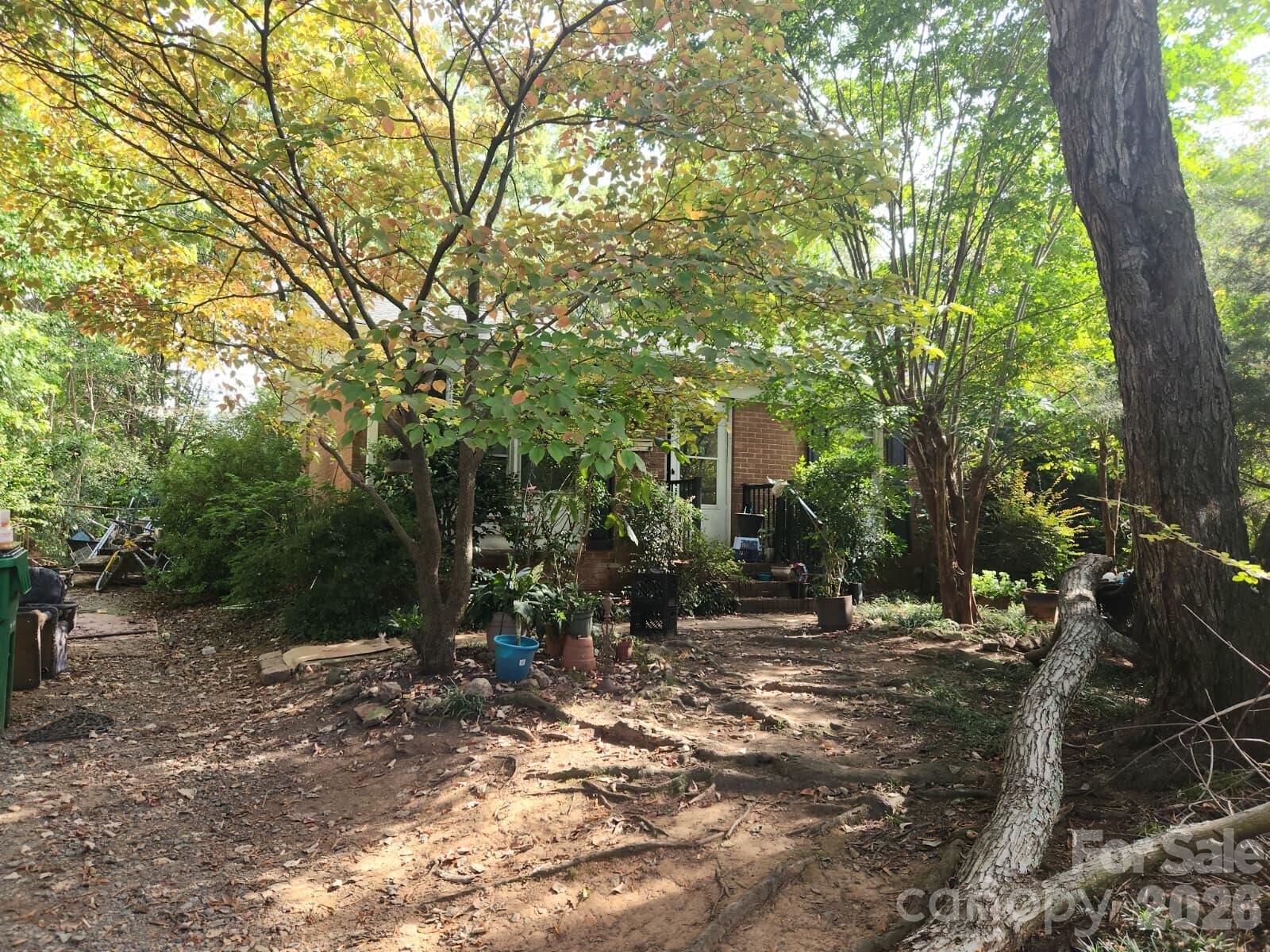 Property Photo:  800 Farmcrest Drive  NC 28206 