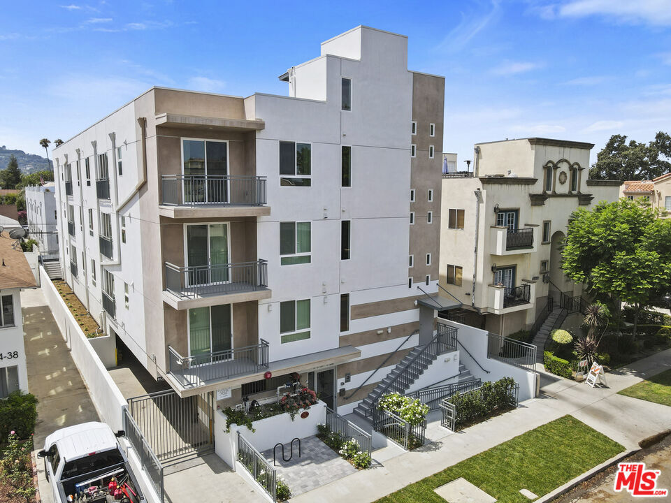 Property Photo: 11042 La Maida St, Unit 203 CA 91601