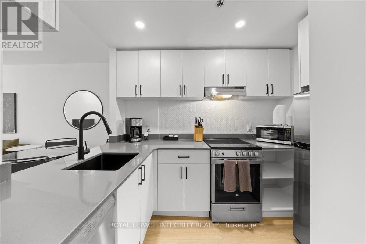 Property Photo:  161 Laurier Avenue West 1104  ON K1P 5J2 