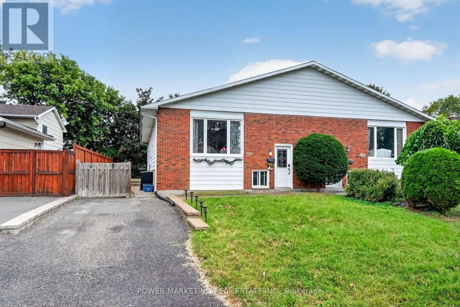 Property Photo:  2213 Fillmore Crescent  ON K1J 6A1 