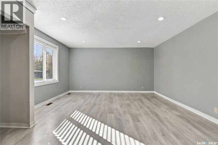 Photo de la propriété: 328 College Avenue E SK S4N 0V8