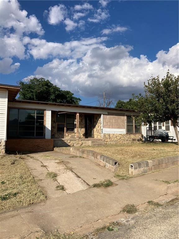 Property Photo:  607 Caylor  TX 79720 