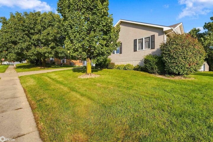 Property Photo:  306 Thomas Drive  IA 50158 