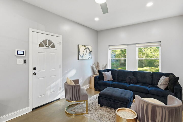 Property Photo:  8020 S Muskegon Avenue  IL 60617 