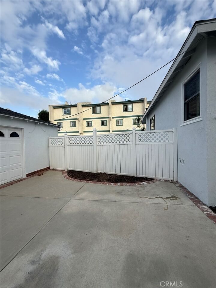 Property Photo:  2419 Marshallfield Lane  CA 90278 