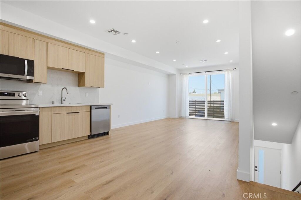 Property Photo: 16106 Leadwell St CA 91406