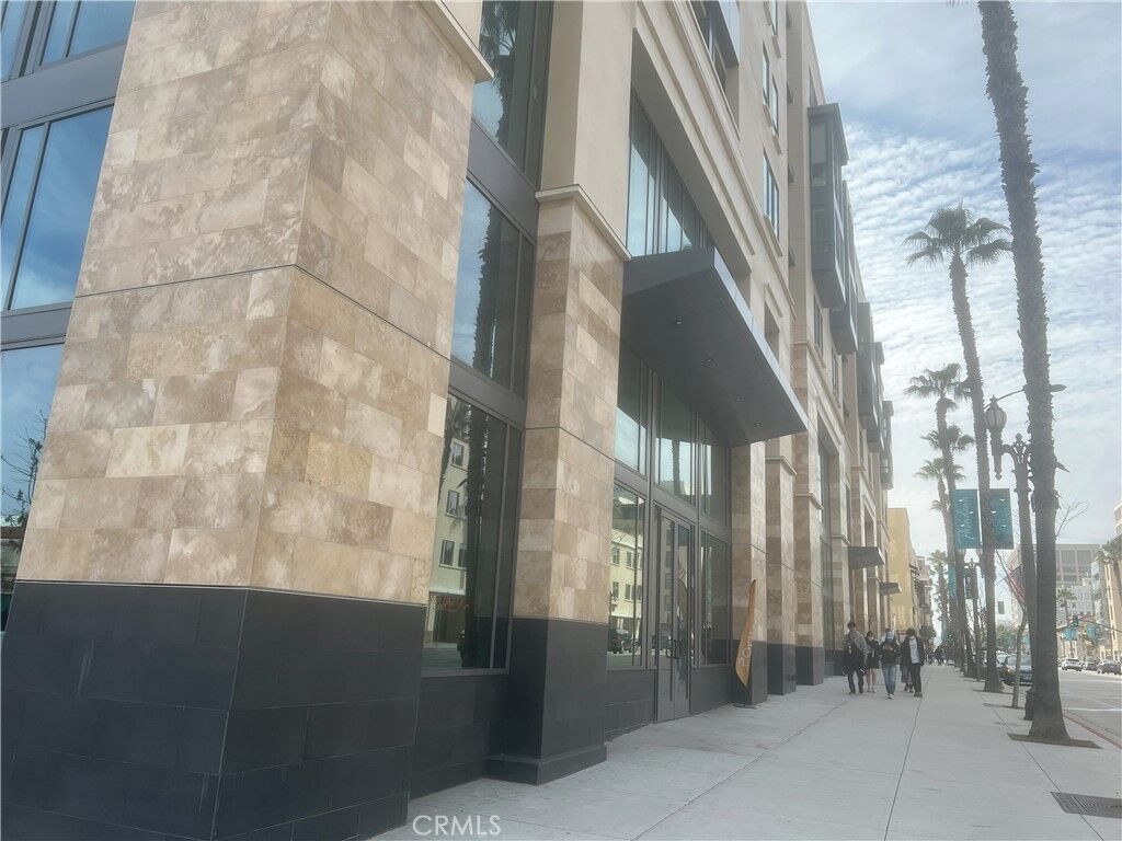Property Photo:  39 S Los Robles 3002  CA 91101 