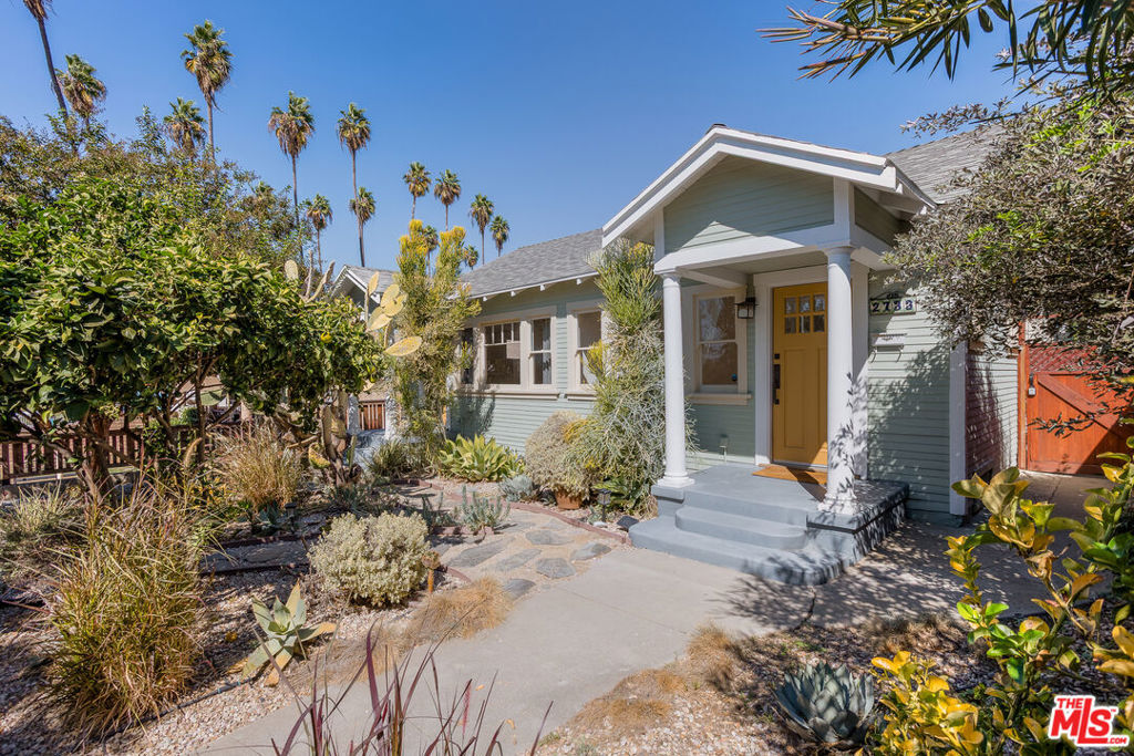 Property Photo:  2733 W Avenue 30  CA 90065 