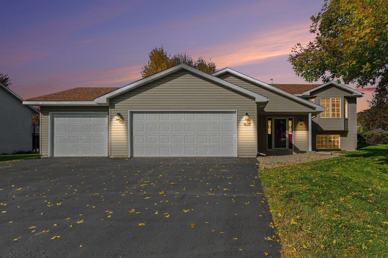 Property Photo:  917 Sellards Drive  MN 55325 