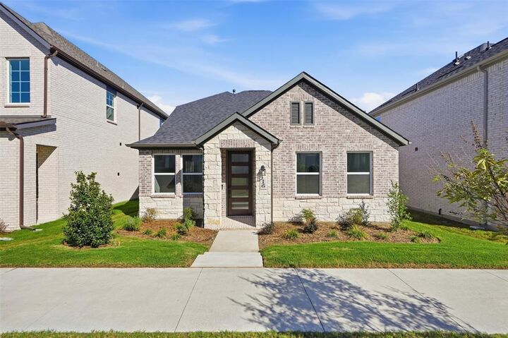Property Photo: 1129 Beebalm Mews TX 75009