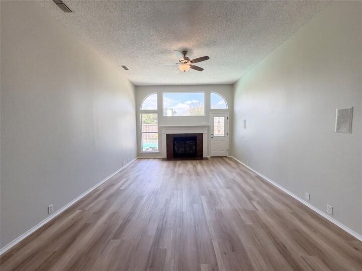 Property Photo:  401 Pin Oak Trail  TX 76248 