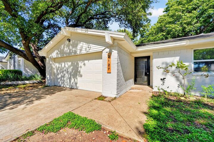 Property Photo:  2127 Versailles Drive  TX 75007 