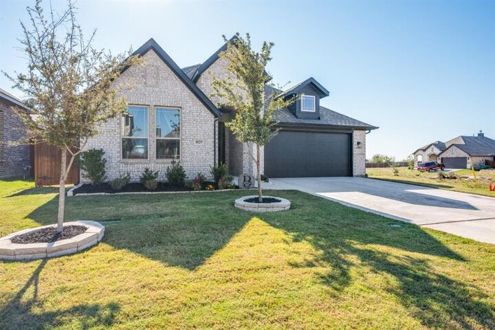 Property Photo:  1029 River Oaks Drive  TX 76044 