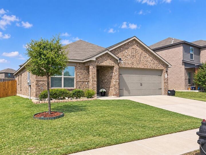 Property Photo: 220 Drifter Drive TX 76071