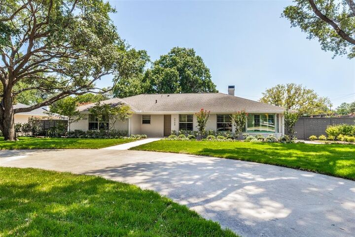 Property Photo: 6908 Lavendale TX 75230