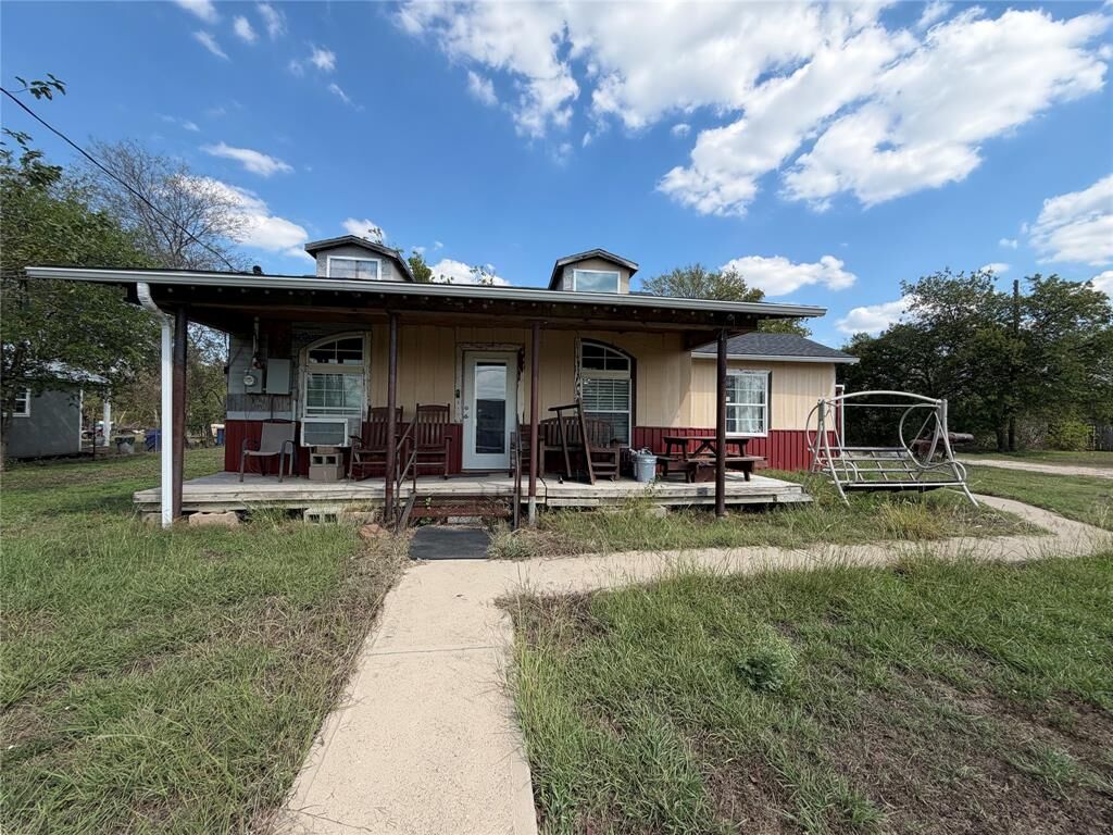 Property Photo: 407 S Live Oak Avenue TX 76648
