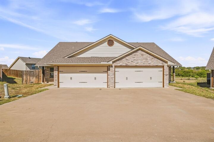 Property Photo:  907 Dart Court  TX 76049 