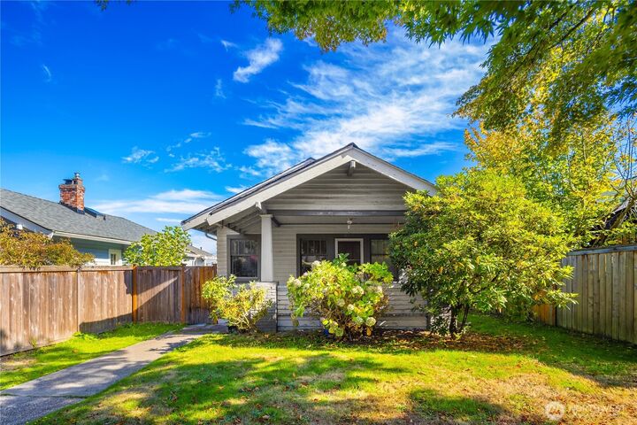 Property Photo:  2570  5th Avenue W  WA 98119 
