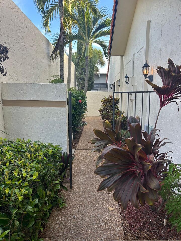 Property Photo:  6945 Palmar Court  FL 33433 