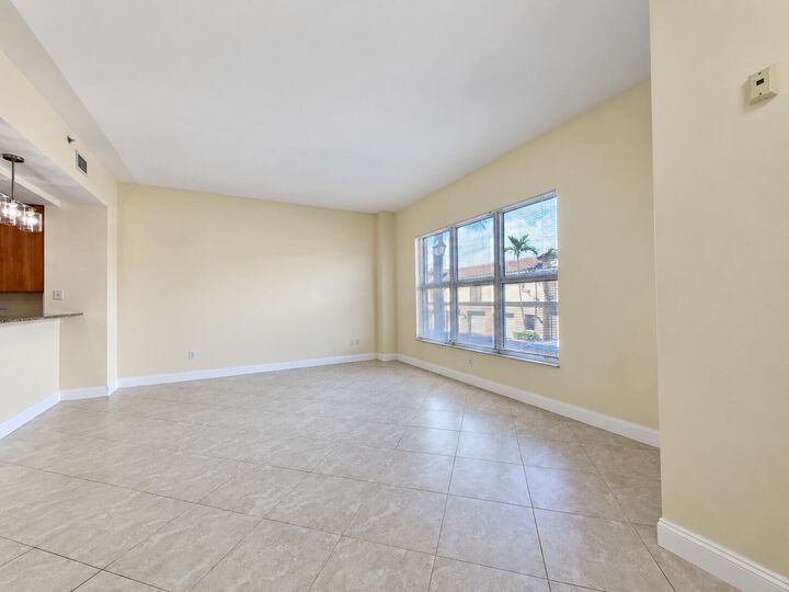 Property Photo: 2633 NE 14th Avenue 109 FL 33334