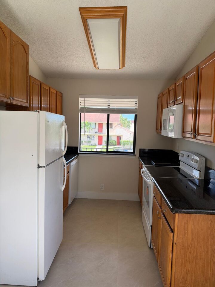 Property Photo: 700 Nottingham Circle F FL 33463