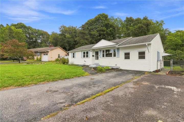 Property Photo: 11 Dupont Circle RI 02852