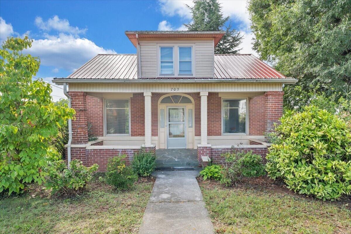 Property Photo:  703 Henry St  VA 24557 