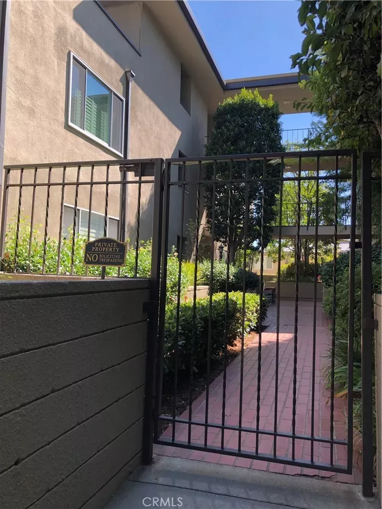 Property Photo:  380 S Orange Grove Bl 8  CA 91105 