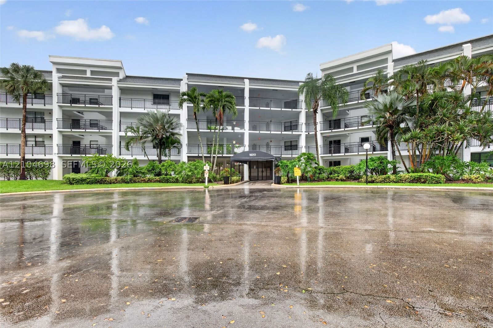 Property Photo: 16051 Blatt Blvd 106 FL 33326
