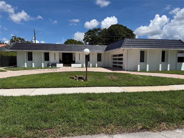 Property Photo:  2215 NE 204th St  FL 33180 