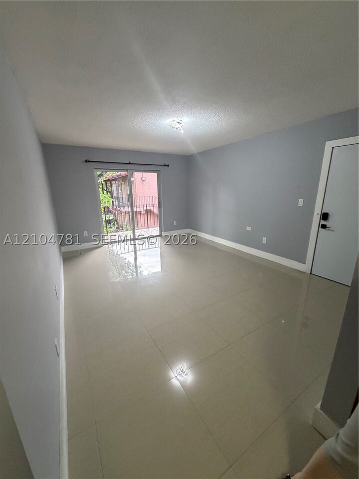 Property Photo:  10762 N Kendall Dr I16  FL 33176 